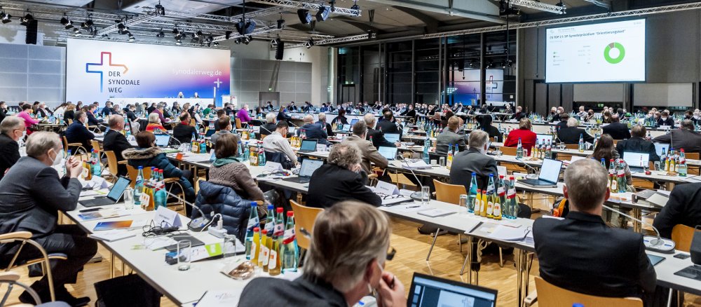 Die Synodalversammlung bei der Abstimmung über einen Text