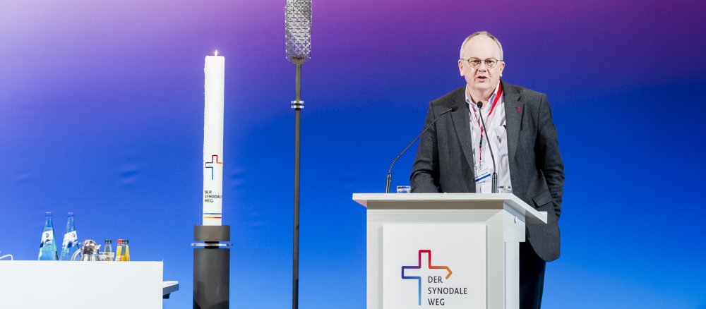 Der Sprecher des Betroffenenbeirates bei der Deutschen Bischofskonferenz, Johannes Norpoth, spricht beim Synodalen Weg