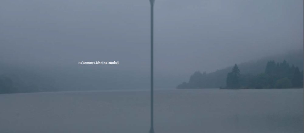 Landschaft verschwommen im grauen Nebel.