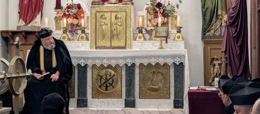 Pater Michael Mary in der Kapelle im Kloster auf Papa Stronsay