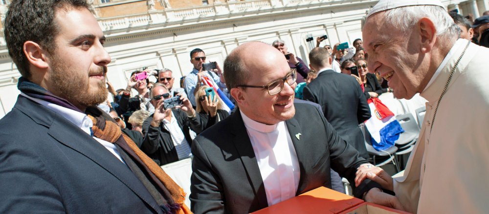 Der BDKJ übergibt in Rom tausende Postkarten von Kindern, Jugendlichen und jungen Erwachsenen an Papst Franziskus