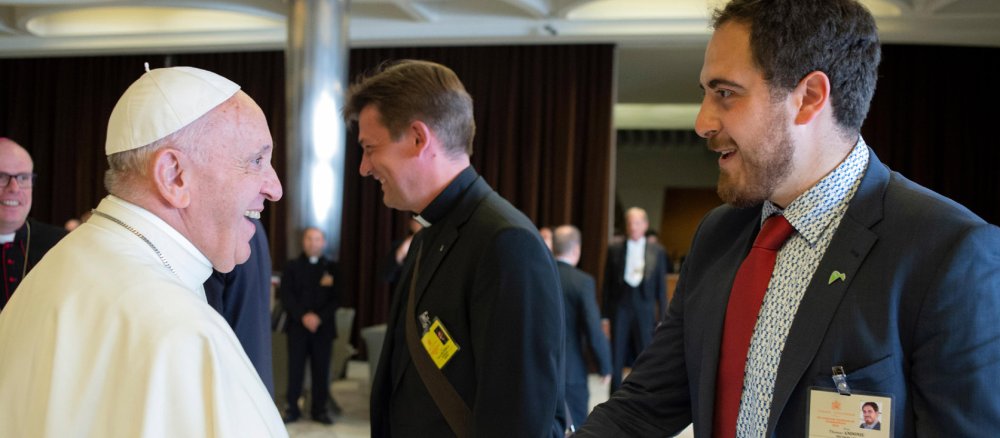 Papst Franziskus und Thomas Andonie geben einenander die Hand.