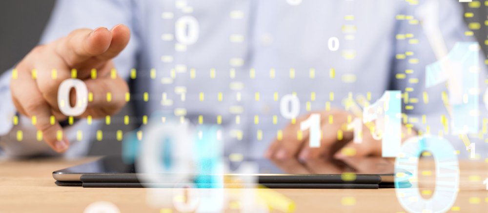 Segensgeste über einem Tablet