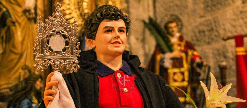 Eine Statue des seligen Carlo Acutis