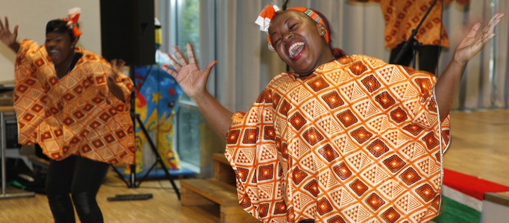 Zwei afrikanische Schuspielerin tanzen.