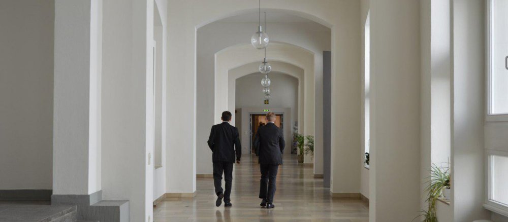 Zwei Seminaristen gehen durch die Wandelhalle der Theologisch-Philosophischen Fakultät Sankt Georgen.