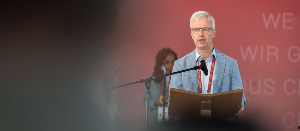Ökumeniker Johannes Oeldemann spricht bei einem Kirchentreffen
