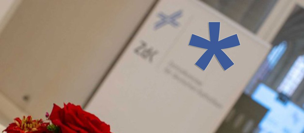 Ein Gender-Stern vor dem Hintergrund des Logos des ZdKs