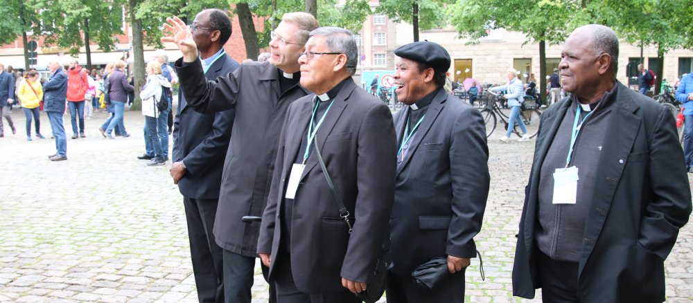 Weihbischof Stefan Zekorn führt Bischof Juan Diego Meléndez und andere Vertreter aus Partnerdiözesen durch Münster.