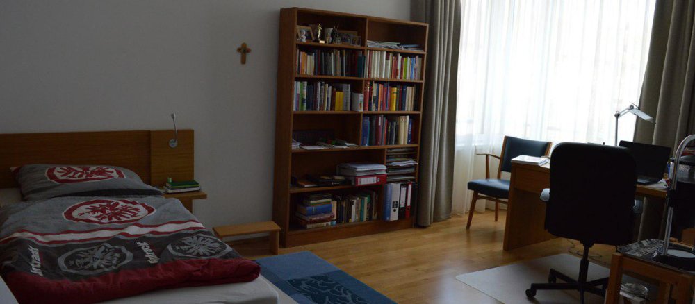 Das Zimmer von Johannes Köhler im Priesterseminar Sankt Georgen in Frankfurt
