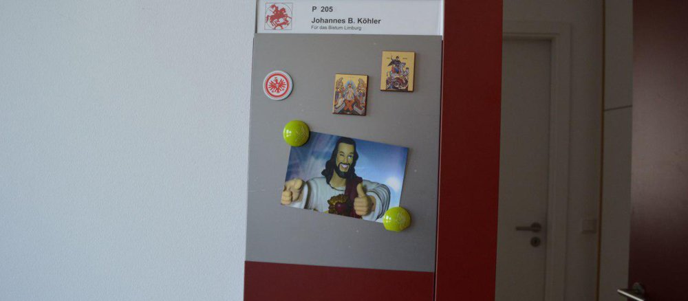 Das Zimmerschild von Johannes Köhler im Priesterseminar Sankt Georgen.