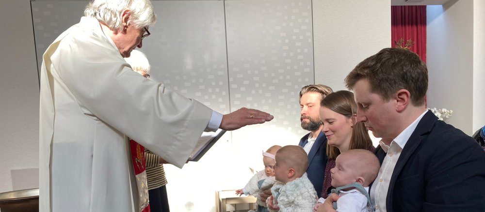 Pfarrer Max Kroiss bei der Taufe von drei Enkelkindern