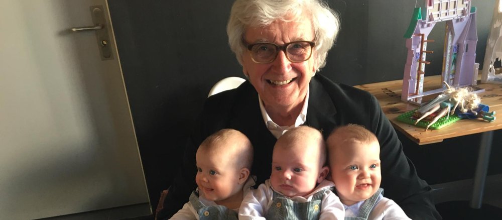 Pfarrer Max Kroiss mit drei Enkelkindern